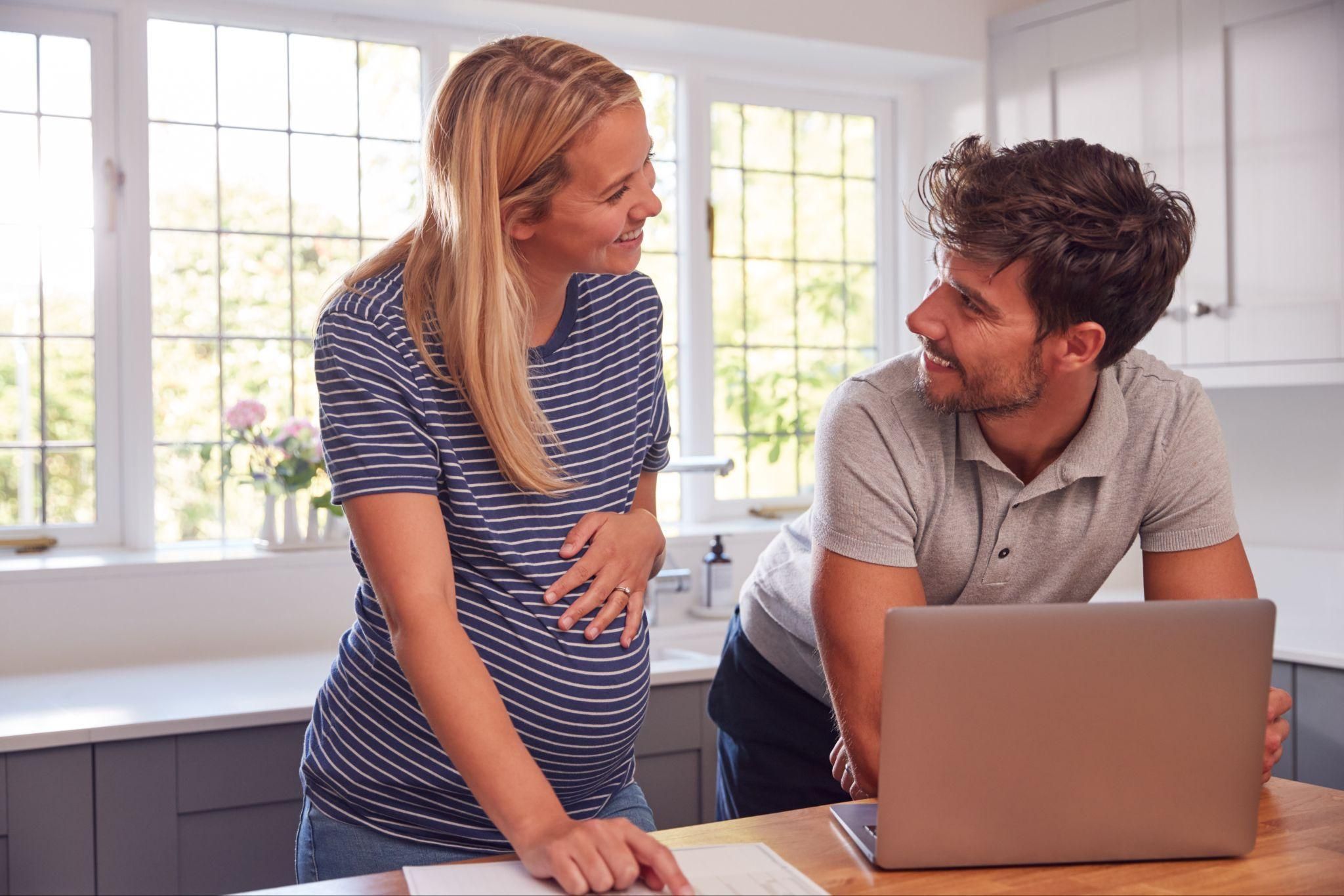 Pregnant woman and partner research antenatal classes online.