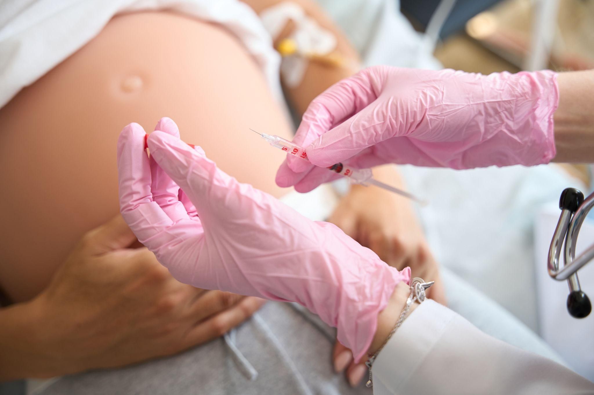 A healthcare professional explaining the benefits of the RSV vaccine to a pregnant woman.