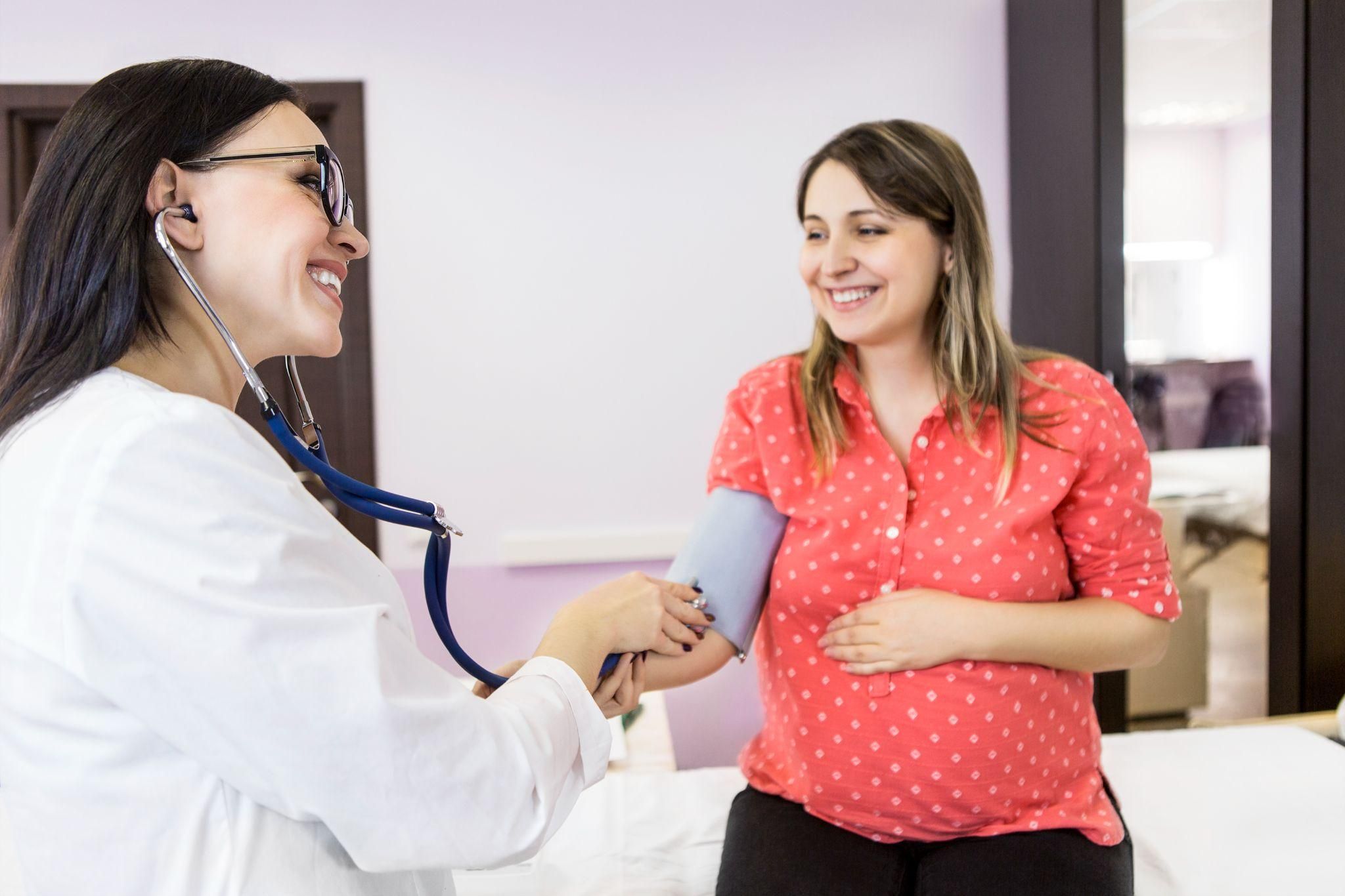 Pregnant woman discussing concerns about her antenatal care with a midwife.