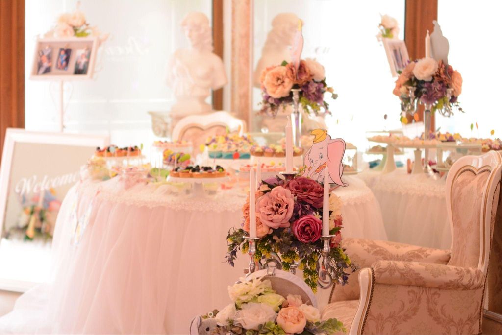 A display baby shower with gifts neatly arranged for guests to admire, featuring a calm and relaxed atmosphere.