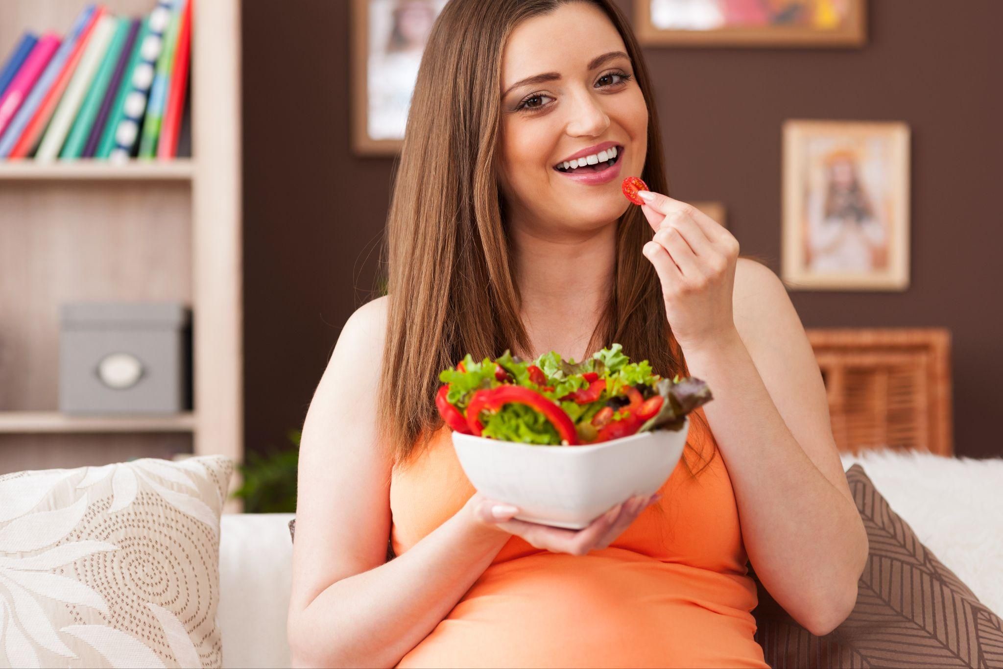 Pregnant woman managing food addiction by choosing healthy snacks during pregnancy.