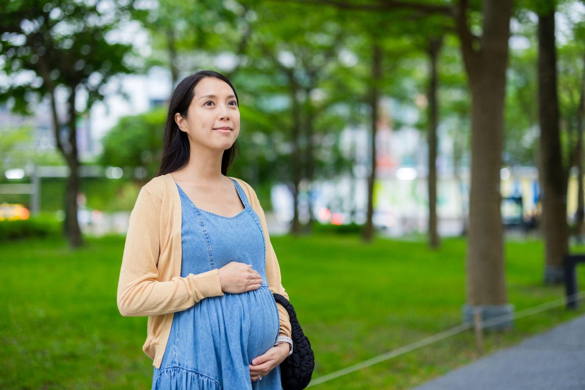 Pregnant woman thinking outside.