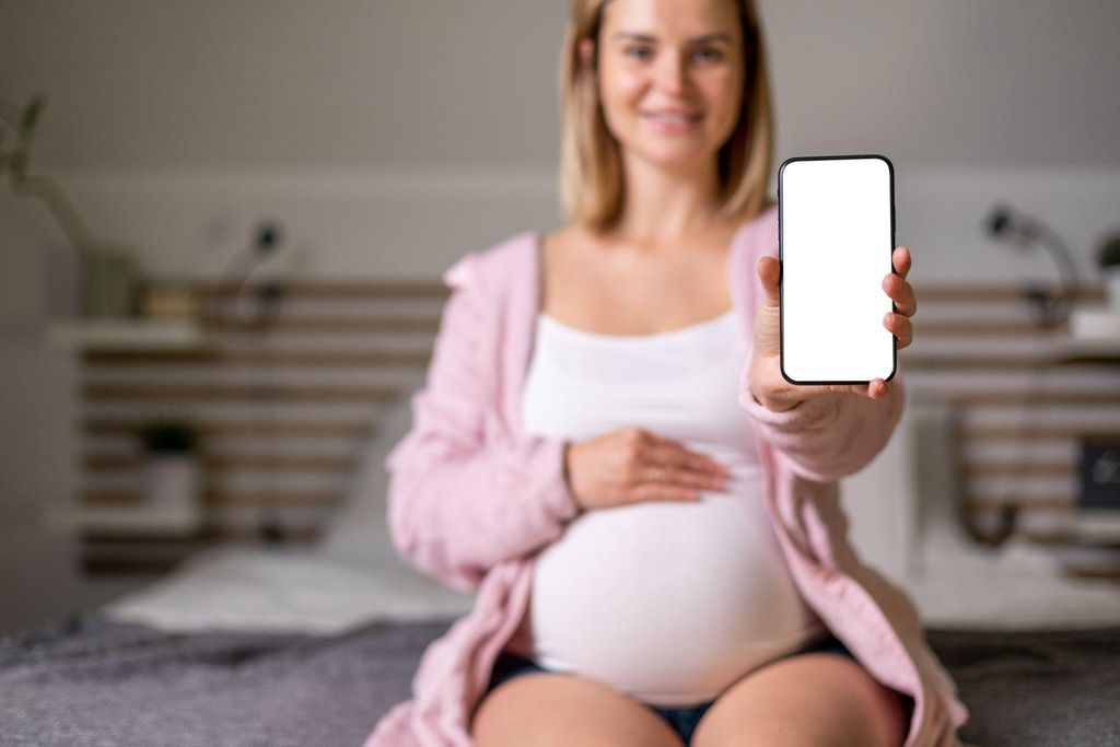 Pregnant woman with smartphone.