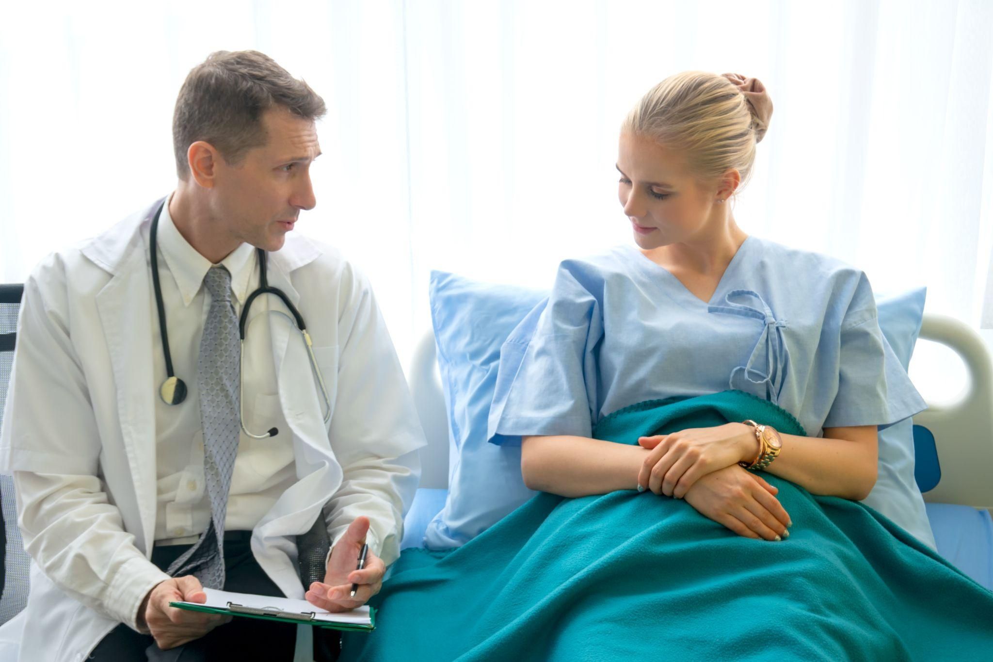 Doctor advising patient during pregnancy.