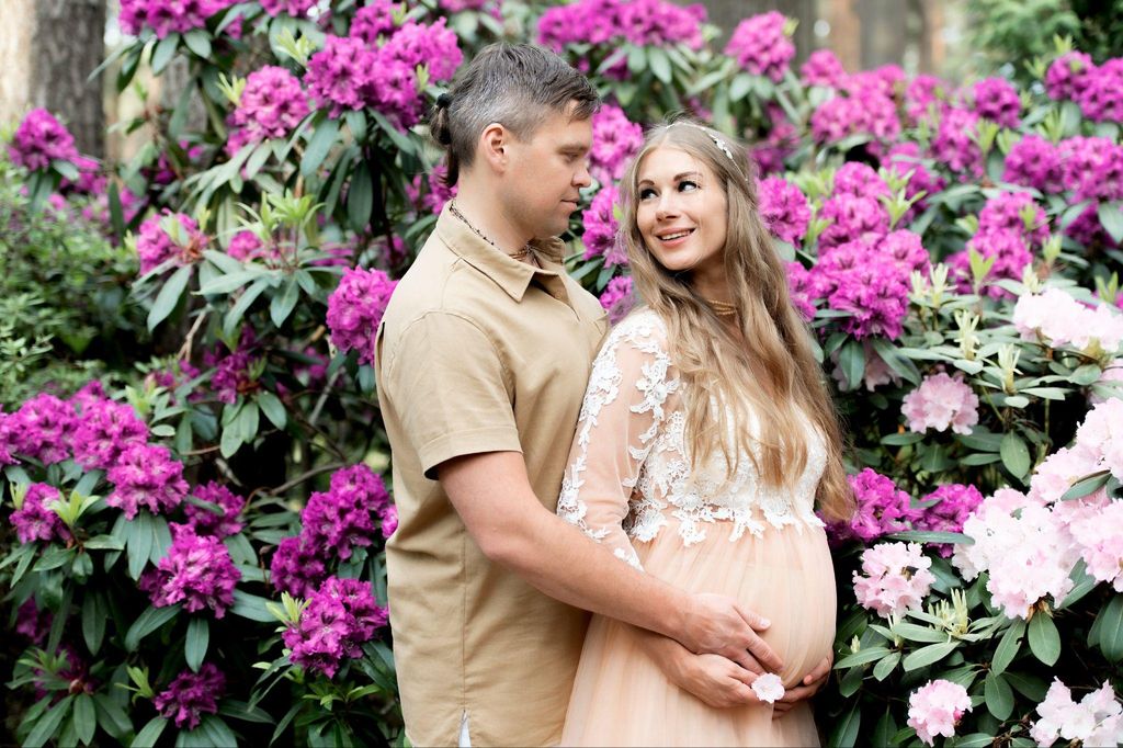 A couple sharing an intimate moment during pregnancy, representing antenatal connection and closeness.