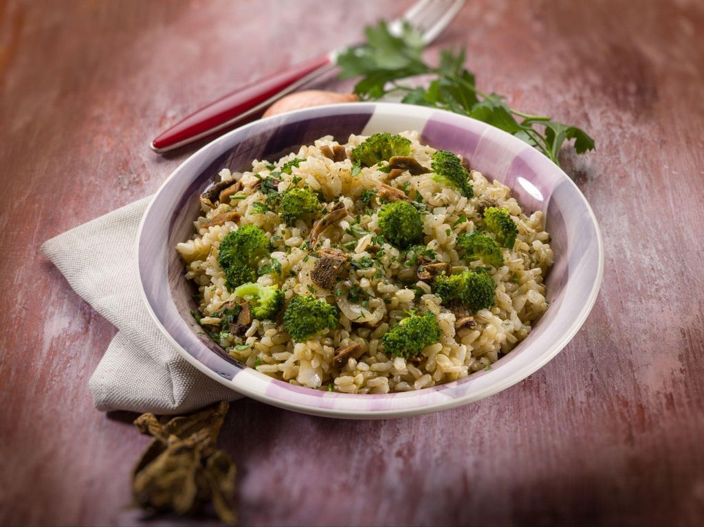 Healthy pregnancy meal with vegetables and whole grains.