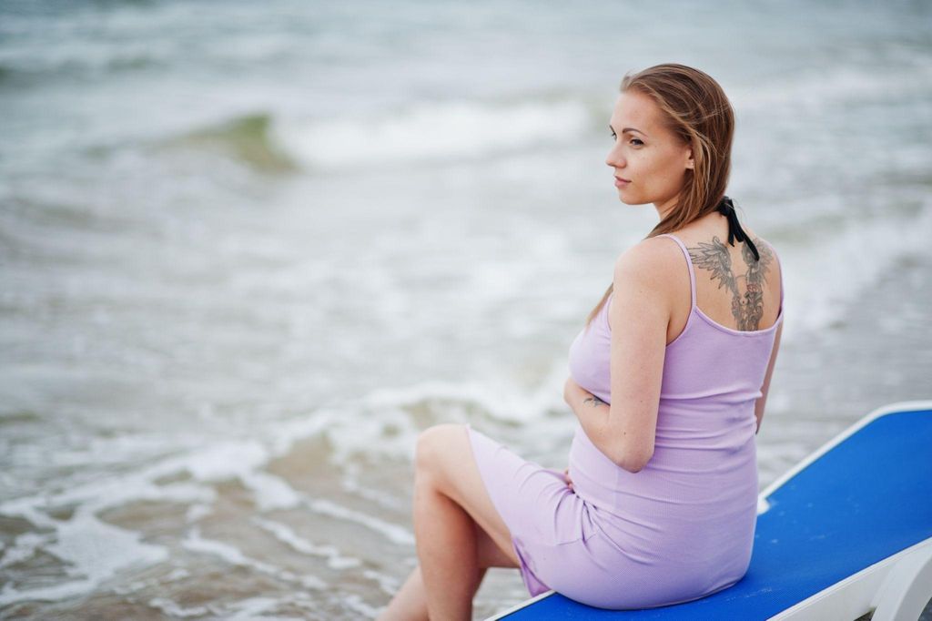 Pregnant woman practicing antenatal yoga to relieve pelvic pain.