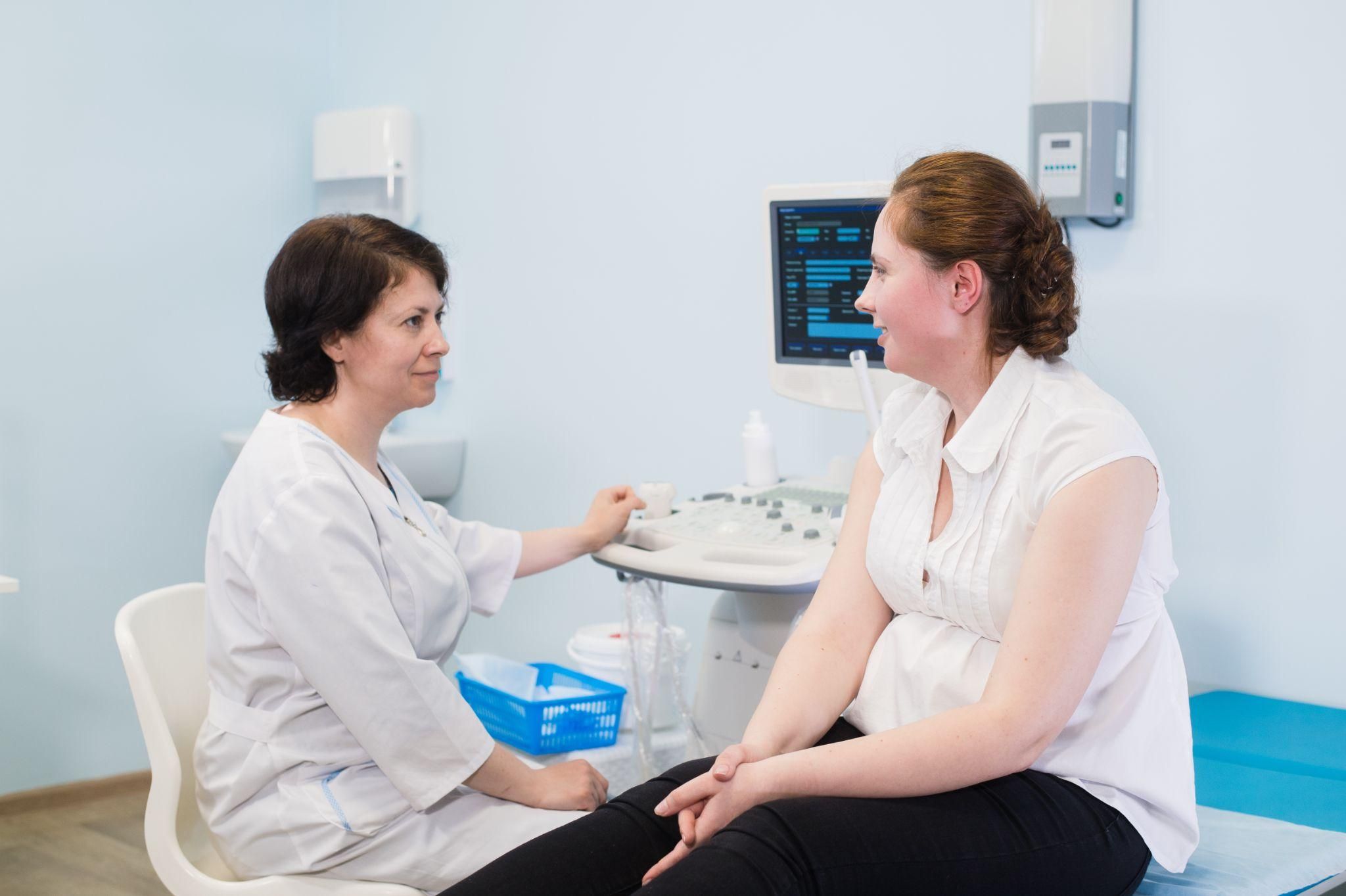 Pregnant woman discusses antenatal care with her obstetrician at an antenatal appointment.