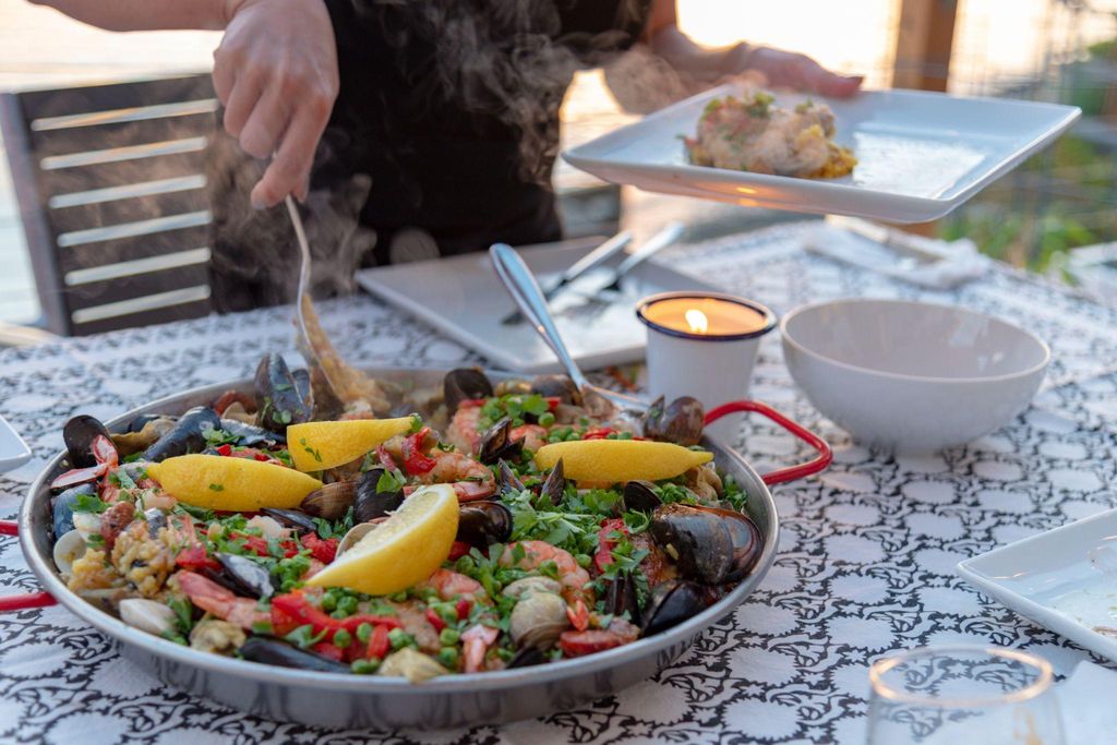 Delicious seafood paella and ceviche, with a focus on safe consumption during pregnancy.