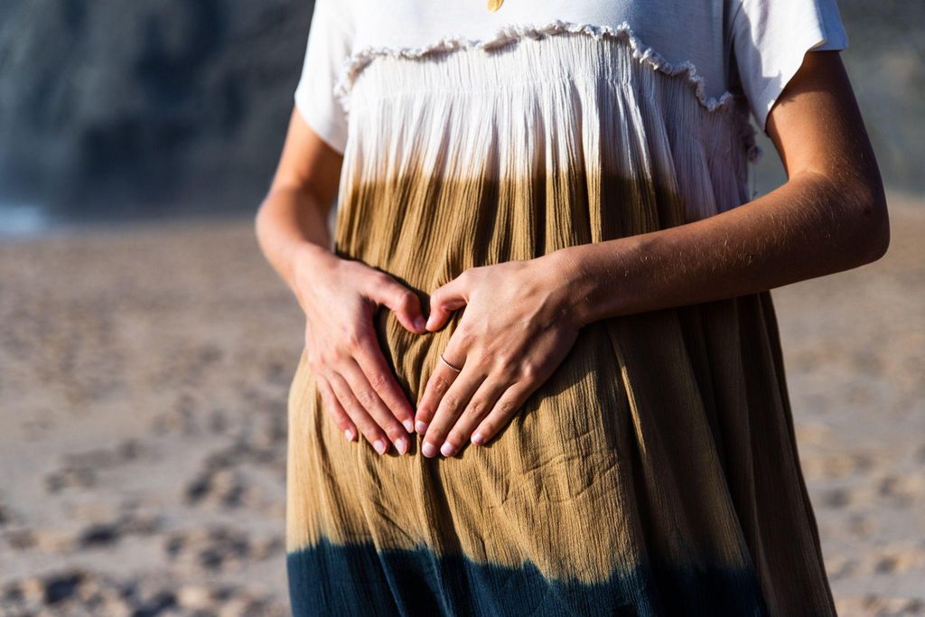 Pregnant woman experiencing abdominal pain, indicating potential gallbladder issues.