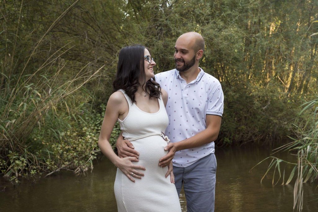 Expectant parents receiving antenatal care and preparing for a healthy pregnancy.