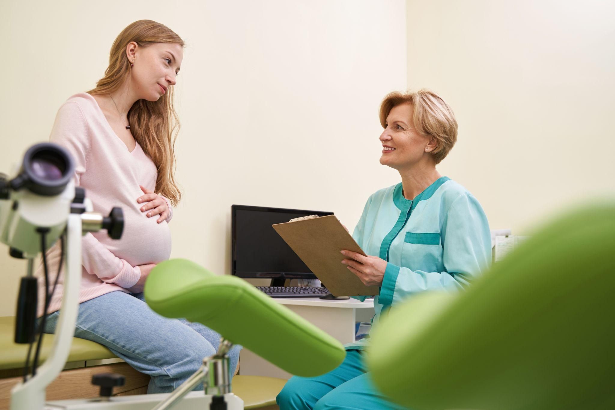 A midwife advising a pregnant woman on iodine intake.