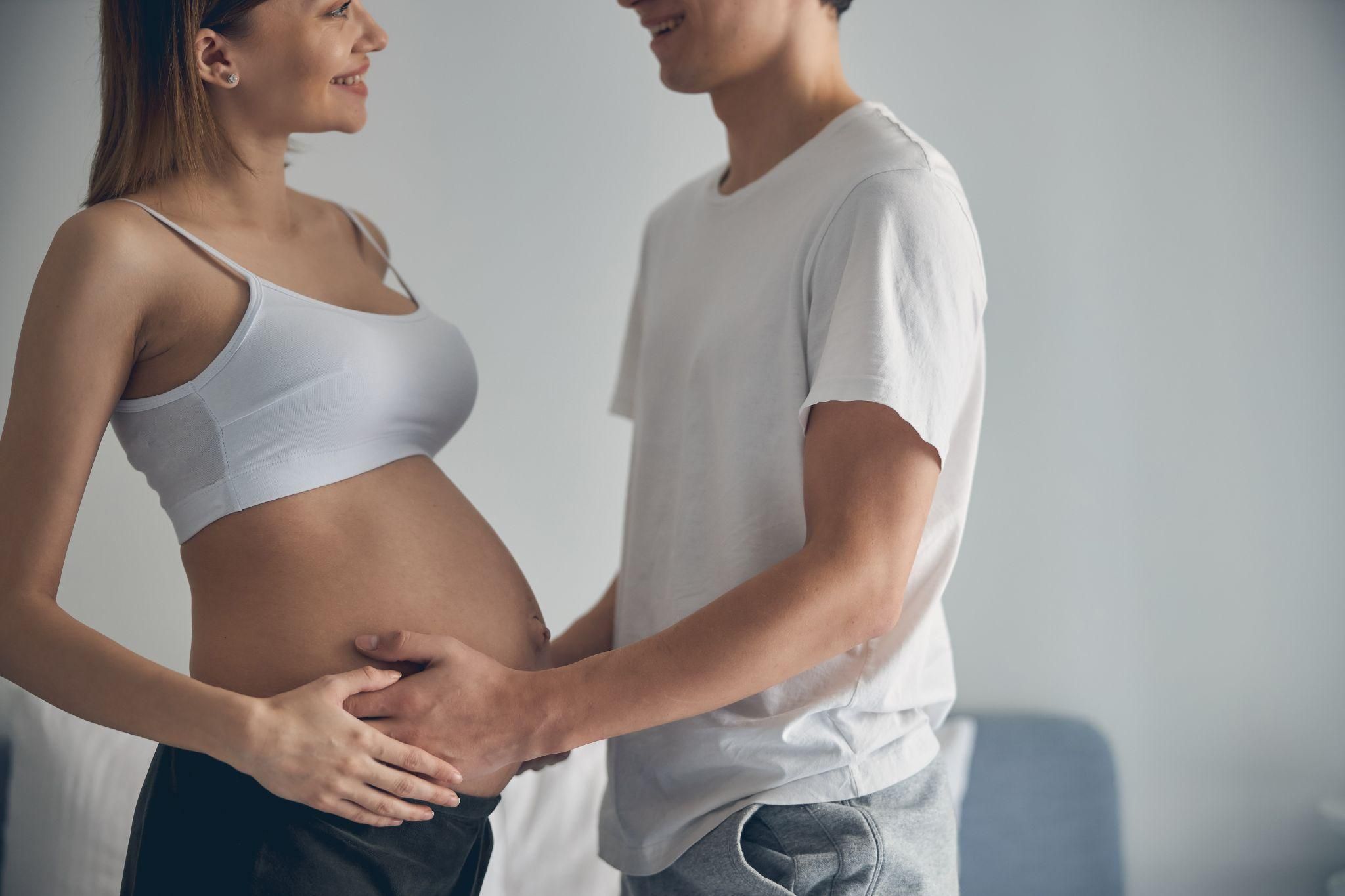 Expectant parents learning about childbirth in a small antenatal class, receiving personalised support.