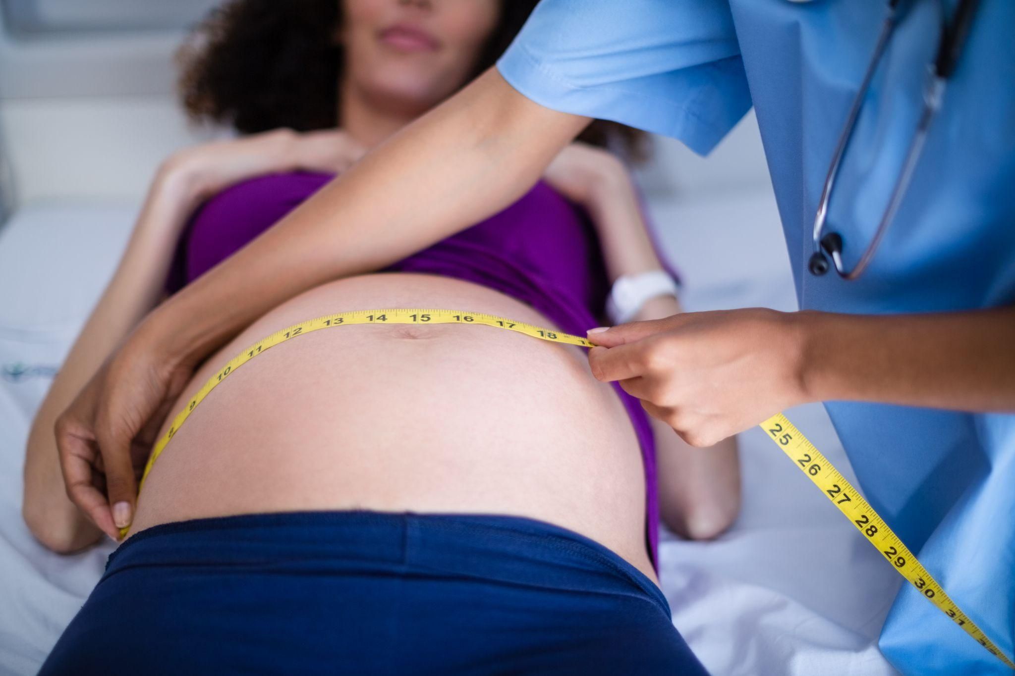 A pregnant woman having an antenatal growth scan, with the baby’s image displayed on a screen.