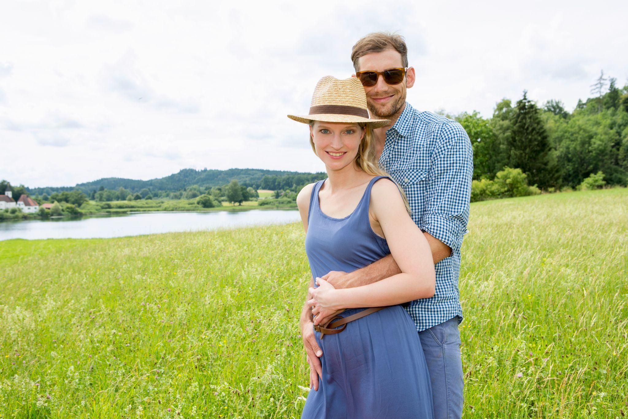 Expectant mother in conversation with her partner, navigating relationship doubts during pregnancy.