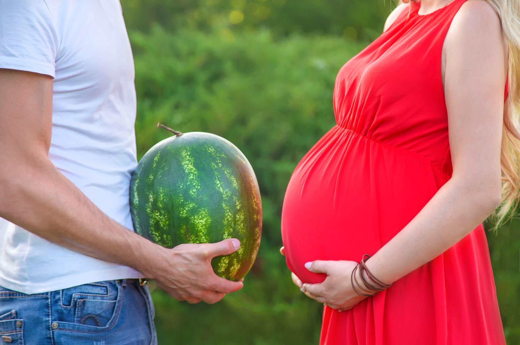 Visual comparison of a baby’s growth in the third trimester with fruits and vegetables.